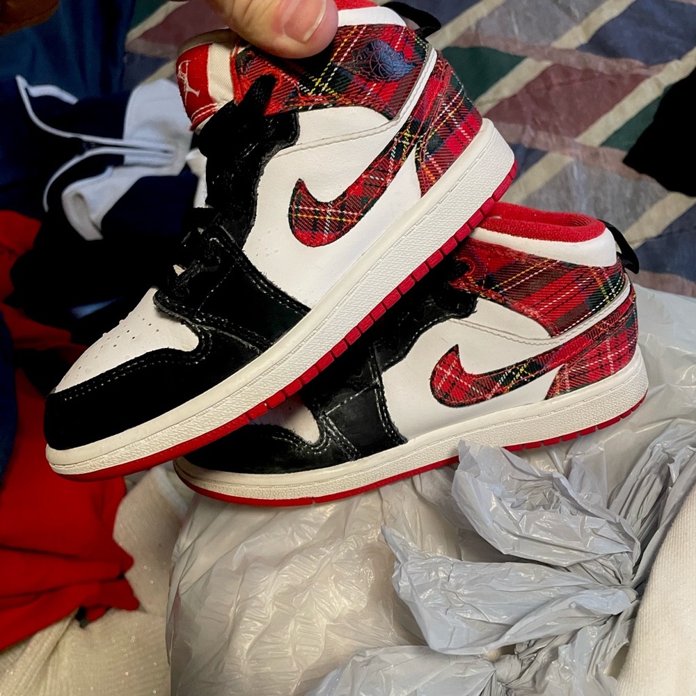 Air Jordan retro mid gs bad Santa size 1y